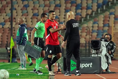 "خبير ومساعد ومحلل".. ماذا ارتدى مصطفى محمد على ذراعه مع منتخب مصر؟ 